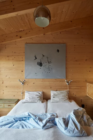 Przytulne wnętrza skryte za betonową ścianą, projekt Mjölk architekti Linka, Mjolk