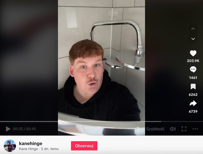 Kane Hinge pod prysznicem w mieszkanium z Airbnb
