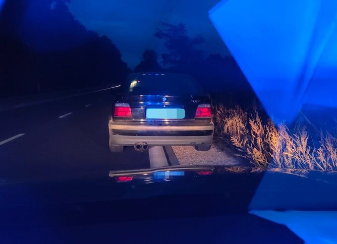 Kierowca w Otwocku driftował zdezelowanym BMW