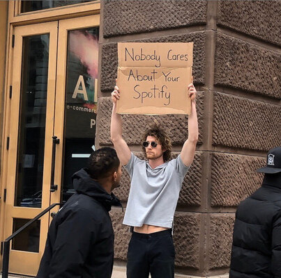 Miniatura: Seth, znany jako Dudewithsign, czyli „Gość...