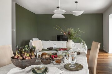 Jadalnia zaaranżowana w naturalnych kolorach ziemi 