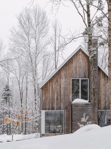 Architekci postawili dom przy samym strumieniu. Efekt? Czysta magia. Projekt EM architecture 