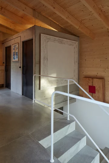 Przytulne wnętrza skryte za betonową ścianą, projekt Mjölk architekti Linka, Mjolk