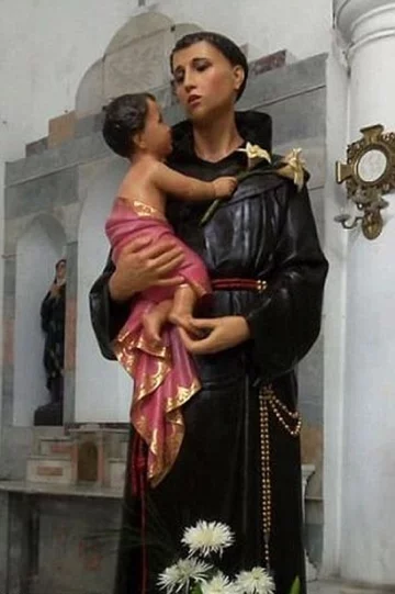 Święty wygląda, jakby miał makijaż 