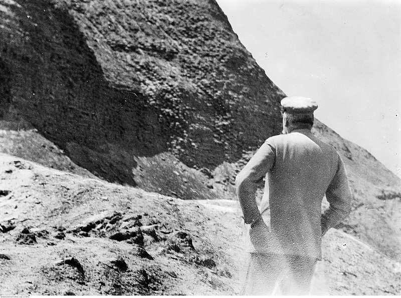 Józef Piłsudski przed piramidą Amenemhata III w Hawara w Egipcie, 1932 rok 