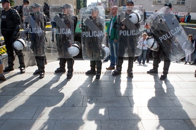 Policja pilnowała by protest był pokojowy fot. PAP/Maciej Kulczyński)