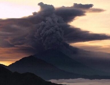 Miniatura: Słupy ognia nad wulkanem Agung. Najwyższy...