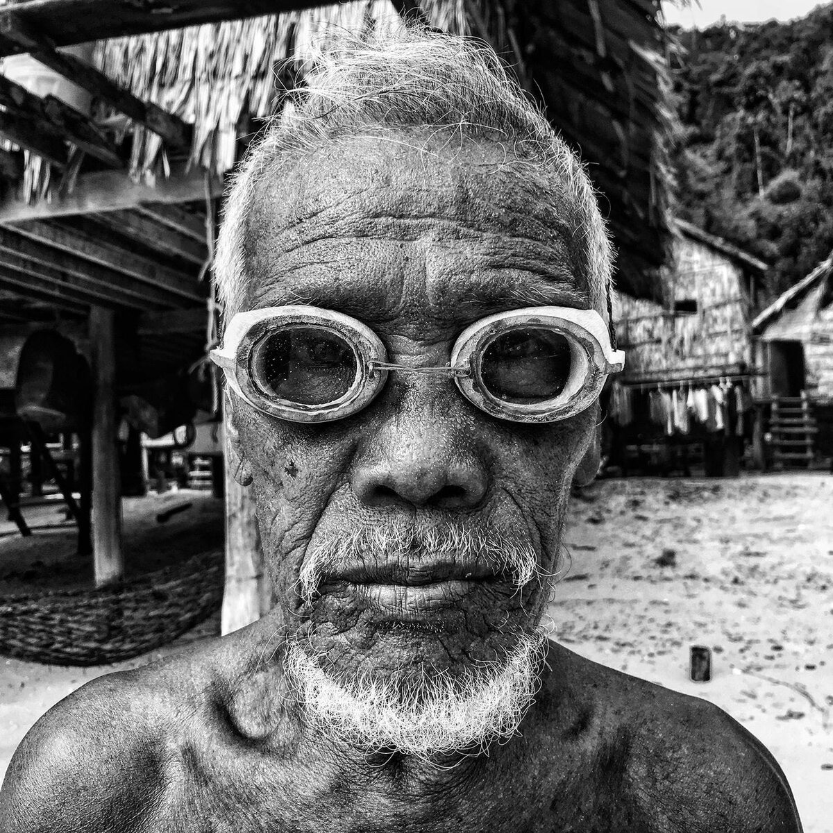 Kategoria „Portret" - JScott Woodward Salamah z wioski Moken, starzec z małej wyspiarskiej społeczności w okolicach Nowej Zelandii we własnoręcznie wykonanych drewnianych googlach do nurkowania.