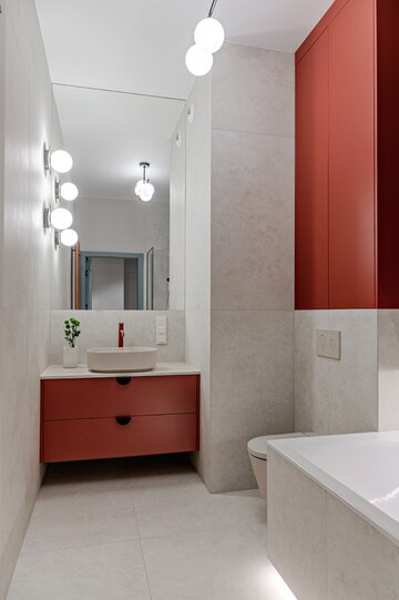 Projekt mieszkania na warszawskim Mokotowie autorstwa Deer Design to przykład spójnej aranżacji, w której funkcjonalność, kolor i jakość wykonania tworzą harmonijną, dopracowaną w każdym detalu przestrzeń do życia 