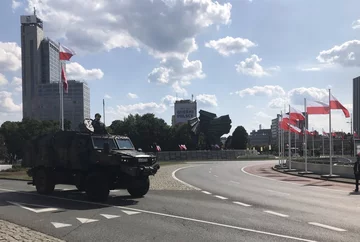 Na  defiladzie nie mogło zabraknąć pojazdów kołowych 