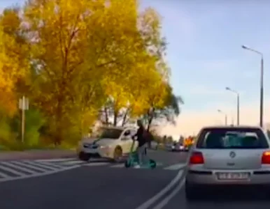 Miniatura: Na filmie widać, jak dziewczyna wjechała...