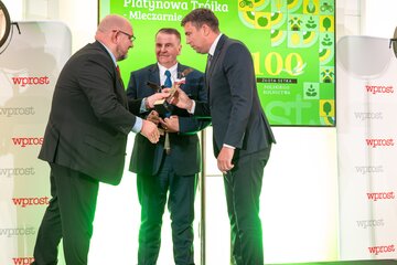 Od Prawej Tadeusz Mroczkowski, Dariusz Sapiński oraz&nbsp;wręczający nagrodę Andrzej Gantner, prezes Polskiej Federacji Producent&oacute;w Żywności