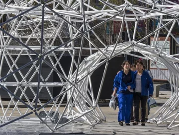 Zwiedzający przechodzą przez jedną z instalacji zamontowanych na wystawie (fot. EPA/ADRIAN BRADSHAW/PAP)