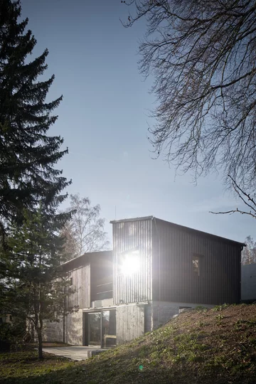 Przytulne wnętrza skryte za betonową ścianą, projekt Mjölk architekti Linka, Mjolk