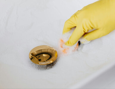 Miniatura: Wlej kapsułkę do zlewu. Rury same się...