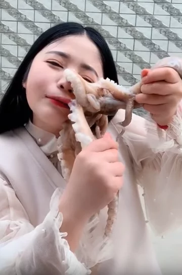 Blogerka walcząca z ośmiornicą 