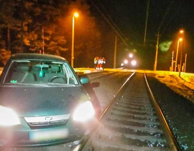 Miniatura: Wjechała na tory kolejowe i zostawiła na...