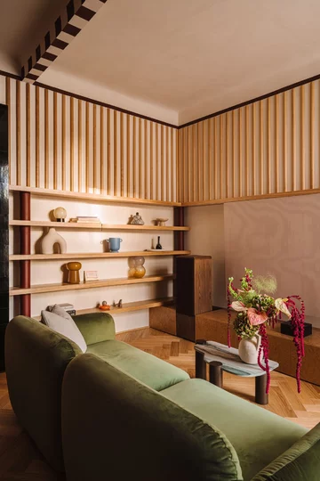 Świetlik jak słońce, kamień jak biżuteria. To wnętrze robi wrażenie. Projekt Wojciech Nowak z NOWW 