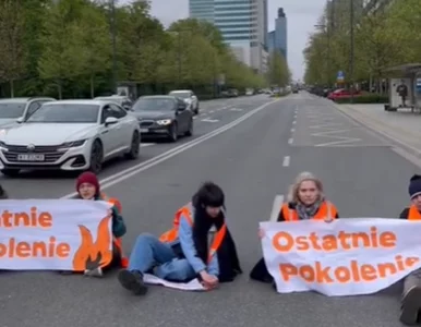 Miniatura: Przykleili się do asfaltu w centrum...