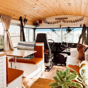 Autobus przerobiony na mieszkanie 