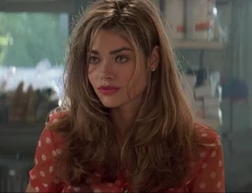 Denise Richards w filmie „Dzikie żądze” (1999) 