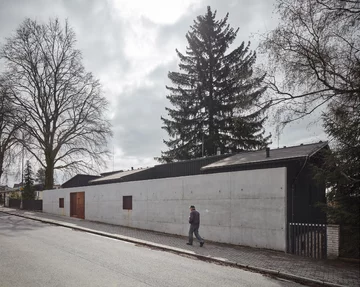 Przytulne wnętrza skryte za betonową ścianą, projekt Mjölk architekti Linka, Mjolk