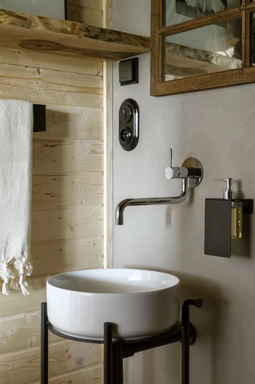 Współczesny dom na Kaszubach zaprojektowany przez Patrycję Majewicz – naturalne materiały, drewno i lokalne inspiracje tworzą spokojne, funkcjonalne wnętrze zakorzenione w krajobrazie 