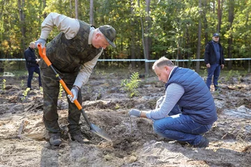Andrzej Duda podczas akcji „sadziMY” 