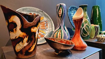 Szkoła Sopocka. Hanna Gł&oacute;wczewska (1908-1980), zestaw naczyń ceramicznych: wazon i&nbsp;miseczka. Ceramika szkliwiona
