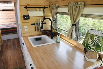 Autobus przerobiony na mieszkanie 