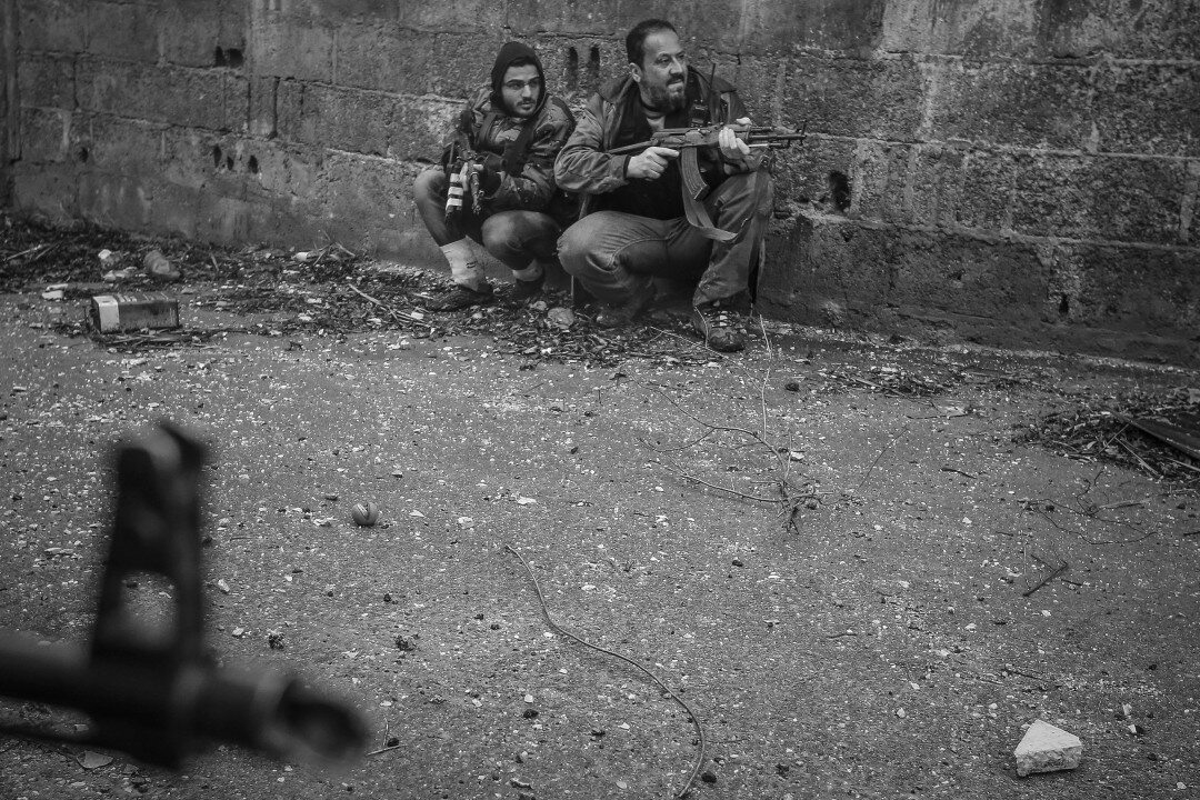 Syryjscy rebelianci przygotowują się do ataku na żołnierzy armii syryjskiej. Mężczyźni niedługo później zostali zastrzeleni przez snajperów.