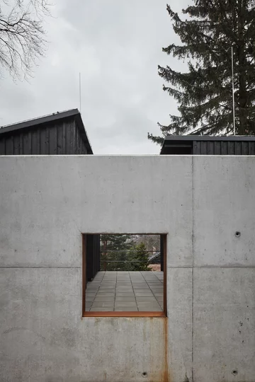 Przytulne wnętrza skryte za betonową ścianą, projekt Mjölk architekti Linka, Mjolk
