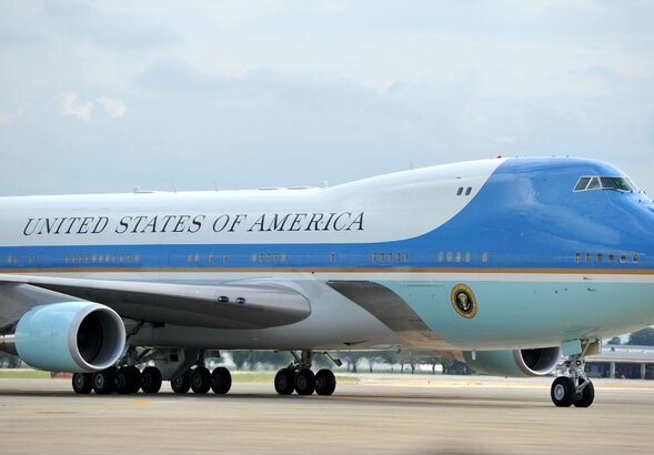 Miniatura: Tajemnicza scena pod Air Force One. Tak...