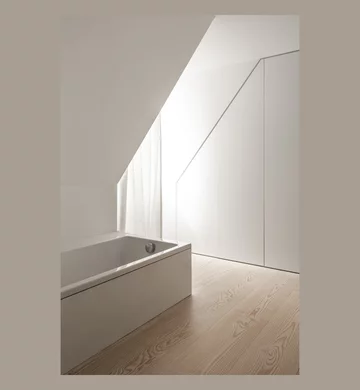 Minimalistyczna łazienka na poddaszu, projekt Keller Architekten Dinesen, Keller Architekten