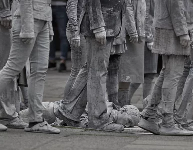 Miniatura: Setki „zaskorupiałych” ludzi w Hamburgu....