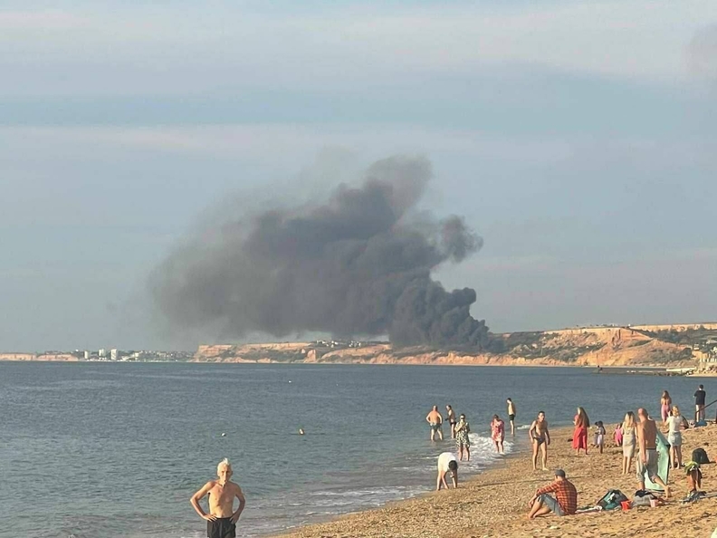Kłęby czarnego dymu nad Krymem. Eksplozje na&nbsp;wojskowym lotnisku