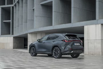 Nowy Lexus NX 450h+ 