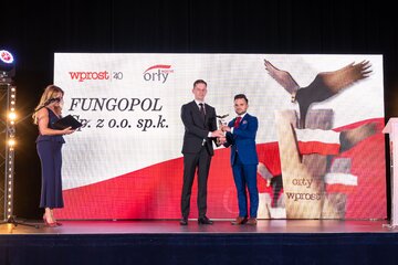 Jakub Grajkowski (z prawej) oraz&nbsp;wręczający nagrodę Jacek Szaran, Oddziału Terenowego Krajowego Ośrodka Wsparcia Rolnictwa w&nbsp;Pruszczu Gdańskim