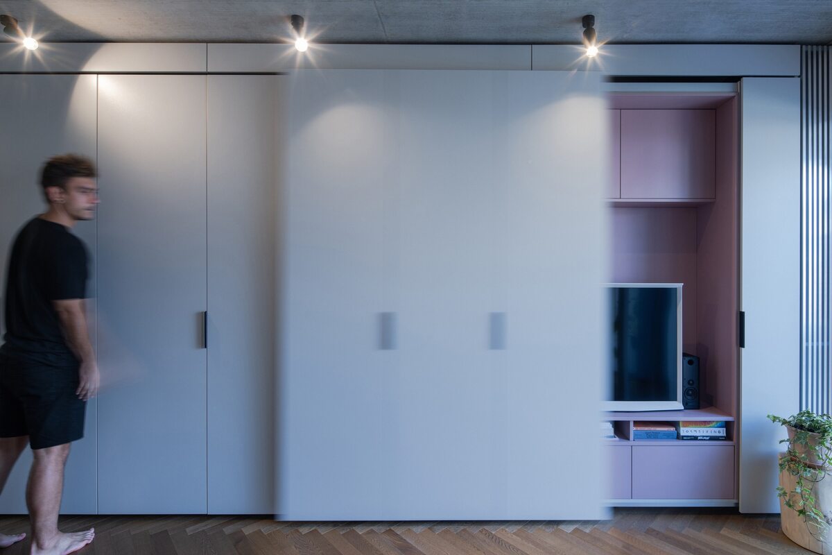 Mieszkanie z długą szafą, projekt Michael Karnet 