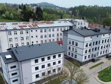 Miniatura: Premier: Porodówka działa. Dyrektor: Nie...