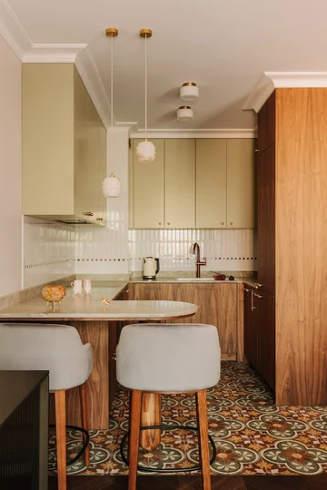 Ten apartament udowadnia, że kobiece wnętrze nie musi być jasne ani przewidywalne. Projekt pracowni Buduar łączy elegancję, funkcjonalność i wyrafinowany klimat 