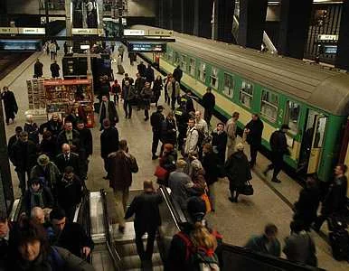 Miniatura: Duch Barei straszy na dworcu w Ożarowie