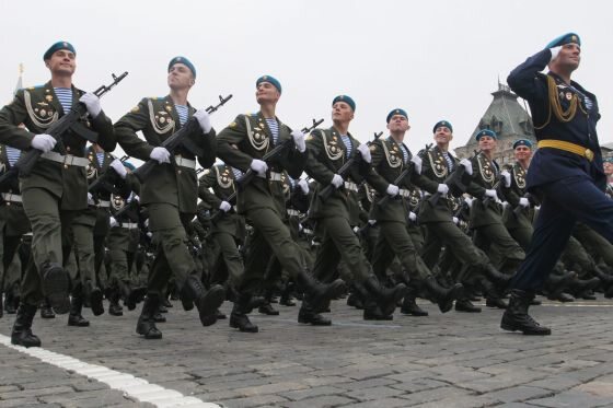 Rosyjskie oddziały maszerujące podczas parady z okazji Dnia Zwycięstwa (fot. EPA/SERGEI CHIRIKOV/PAP)