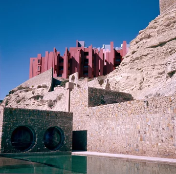 La Muralla Roja, osiedle projektu Ricardo Bofill Taller de Arquitectura Ricardo Bofill, La Muralla Roja