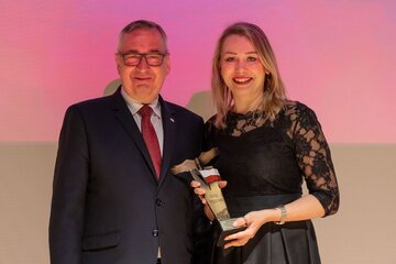 Katarzyna Ślusarczyk (z prawej) i&nbsp;wręczający nagrodę Stanisław Szwed, sekretarz stanu w&nbsp;Ministerstwie Rodziny i&nbsp;Polityki Społecznej