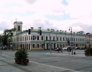 Miniatura: Samotny 3-latek przy ruchliwej ulicy. Miał...