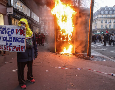 Francuzi protestują. Podpalony ratusz w Bordeaux, policjanci obrzuceni...