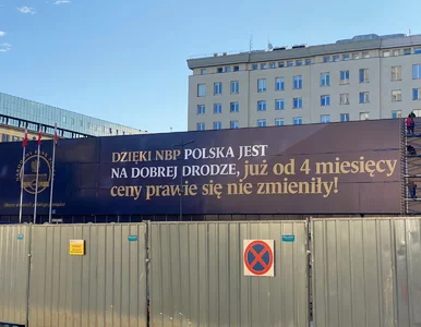 Miniatura: Nowy baner na budynku NBP. „Ceny prawie...