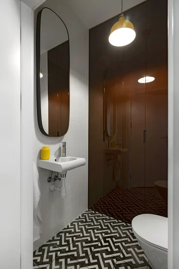 Dom z kobaltową sofą 