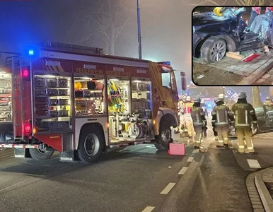 Miniatura: Auto „dosłownie owinęło się wokół drzewa”...